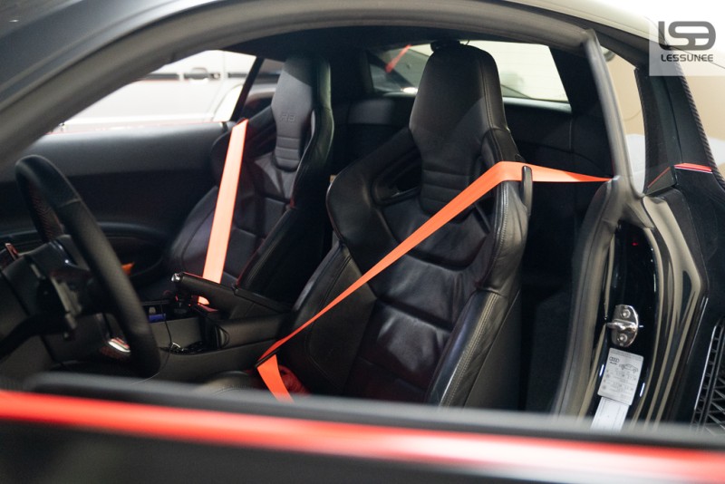 아우디 R8 V10, 실내 인테리어에 포인트를 주기 위해 컬러 안전벨트 시공 + 일산 컬러 벨트 전문점 레써니컴퍼니