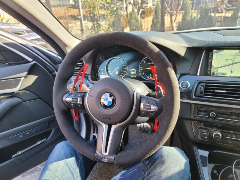 알칸테라 핸들 / BMW / 5시리즈 시공 사진