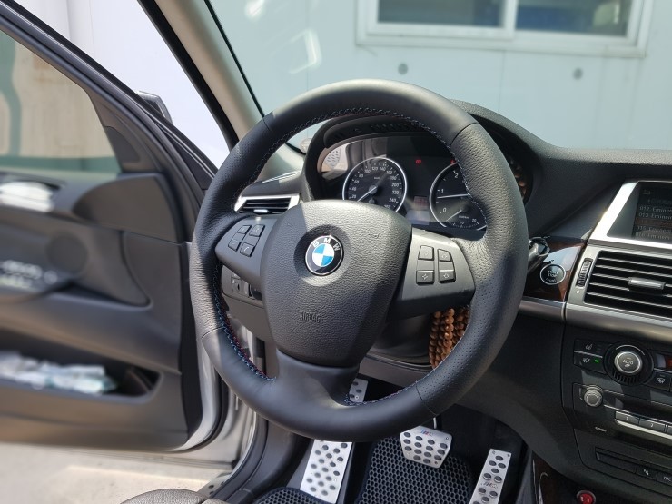핸들가죽교체 / 두께보강 / 엄지걸이 / BMW / X5 시공 사진